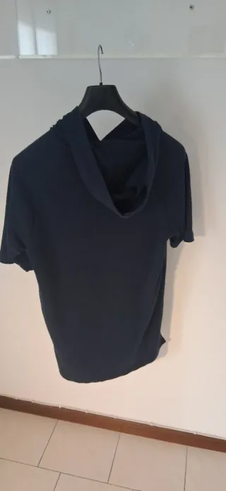 Felpa blu con scritta con cappuccio