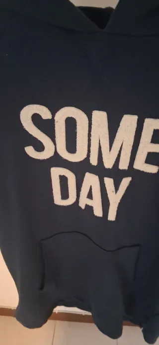 Felpa blu con scritta con cappuccio