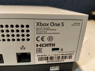 Xbox One S 1TB Battlefield V Consola (sin mando)