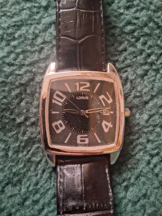 Reloj Lorus Negro y Plateado