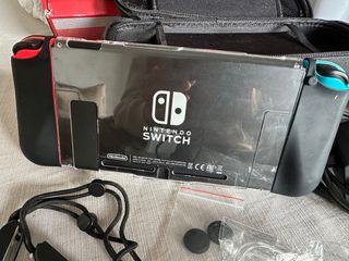 Nintendo Switch + 2 giochi + Custodie