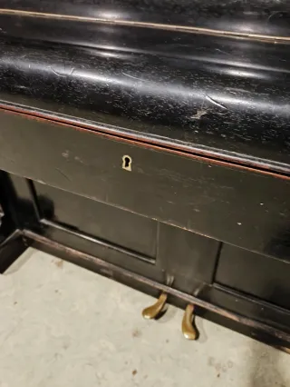 Piano de cuerda negro