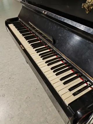 Piano de cuerda negro