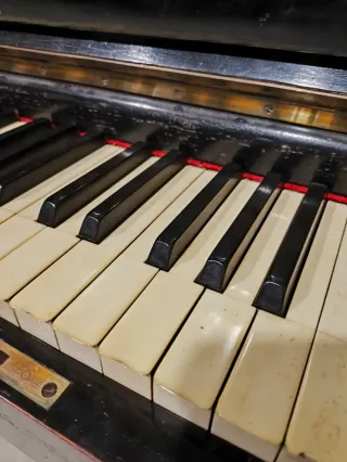 Piano de cuerda negro