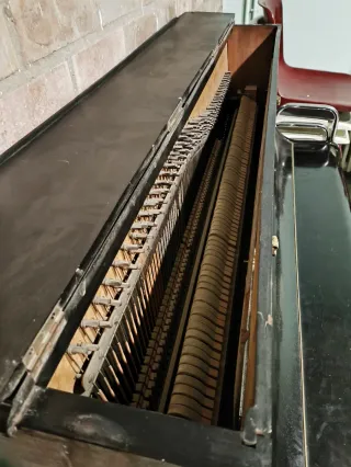 Piano de cuerda negro