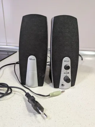 Altavoces Trust PC Negros y Plateados