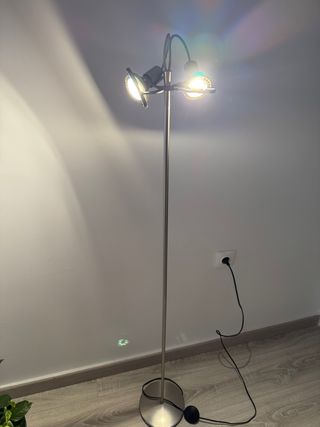 Lámpara de pie plateada
