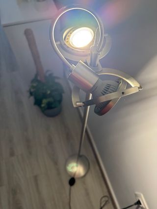 Lámpara de pie plateada