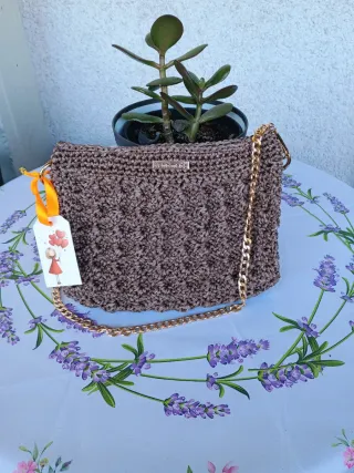 Borsa uncinetto marrone con catena oro
