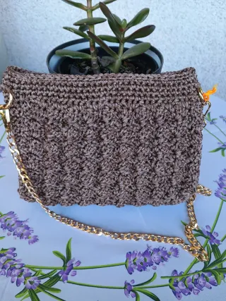 Borsa uncinetto marrone con catena oro