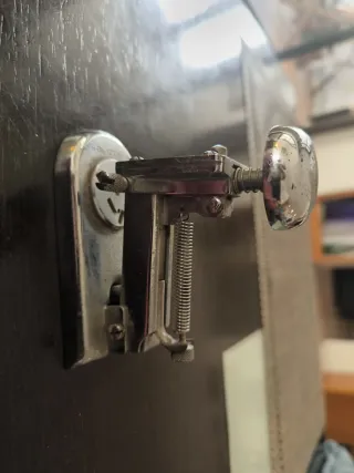 Grapadora antigua metálica