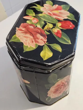 Antica scatola decorata con fiori Perugina