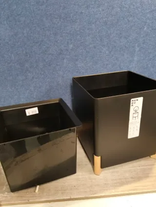 Maceta Negra Mondum con Riego y Patas