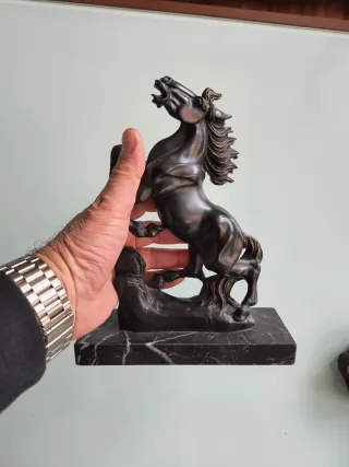 Figura de caballo en bronce