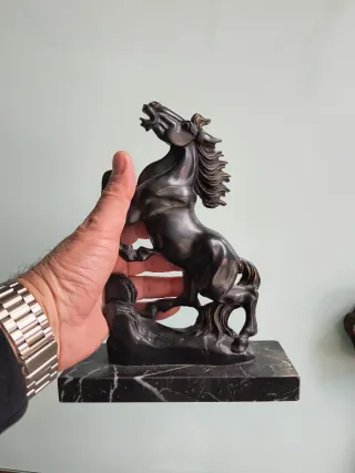 Figura de caballo en bronce