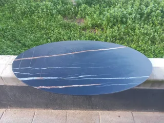 Superficie de mesa ovalada de porcelánico