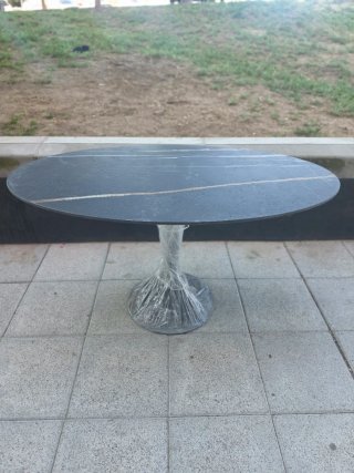 Superficie de mesa ovalada de porcelánico