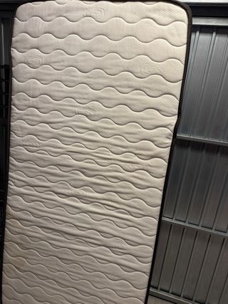 Litera IKEA SVÄRTA gris con colchones