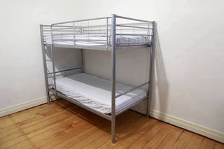Litera IKEA SVÄRTA gris con colchones