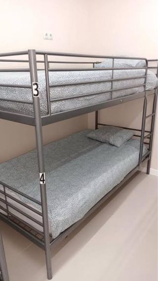 Litera IKEA SVÄRTA gris con colchones