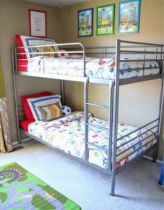 Litera IKEA SVÄRTA gris con colchones