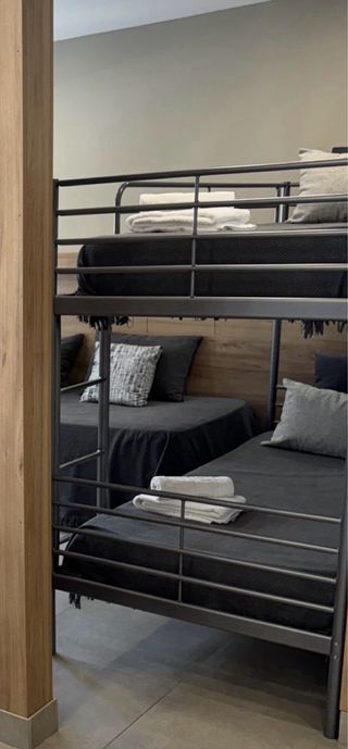 Litera IKEA SVÄRTA gris con colchones