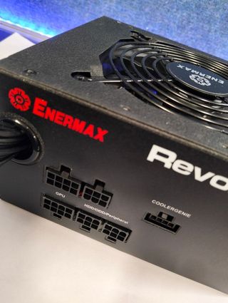 Fuente Enermax RevoBron 600W Semi-modular