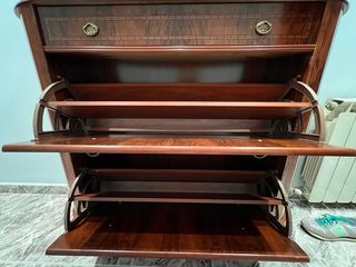 Mueble zapatero de madera con espejo