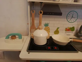 Cocinita de madera y muchos accesorios