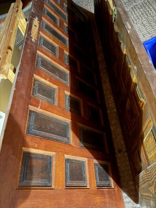 Puertas madera antigua bodega