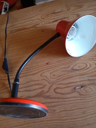 Lámpara de mesa roja y blanca