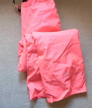 Pantalón técnico de Snow rosa con detalles negro.