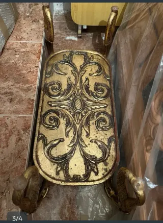 Mesa auxiliar dorada patas cisne