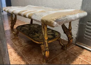 Mesa auxiliar dorada patas cisne