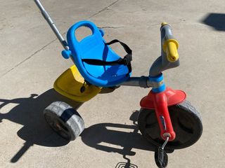 Triciclo infantil con empujador