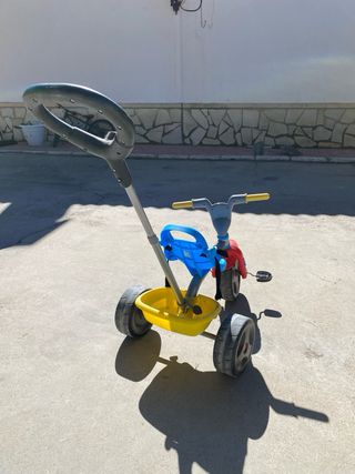 Triciclo infantil con empujador