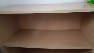 Estantería de madera con baldas