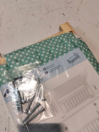 Cama de muñecas de madera natural 44×23×25 cm con ropa de cama