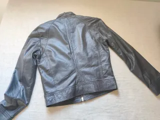 Cazadora de cuero café oscuro