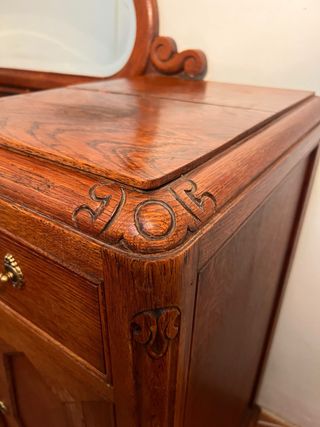 Aparador antiguo de madera maciza con espejo