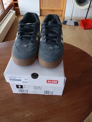 Zapatillas Globe grises y marrones