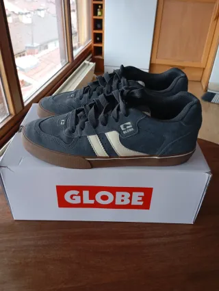 Zapatillas Globe grises y marrones