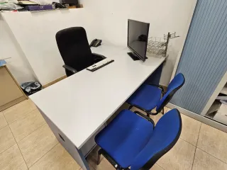 Conjunto oficina: mesa, sillas y armario