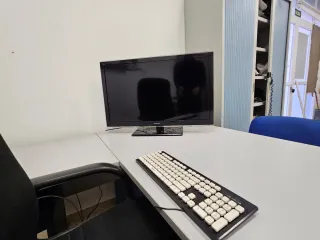 Conjunto oficina: mesa, sillas y armario