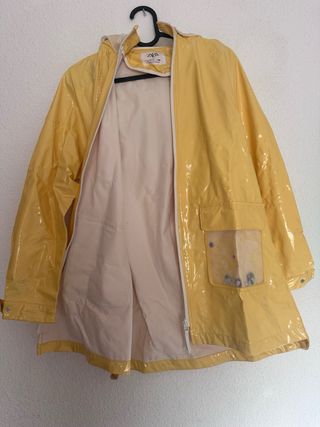 Chubasquero amarillo con capucha