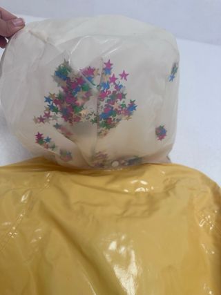 Chubasquero amarillo con capucha