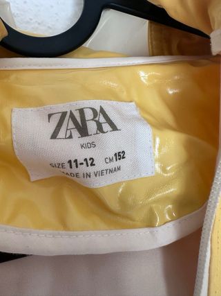 Chubasquero amarillo con capucha