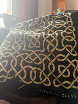 Cojín decorativo con diseño celta