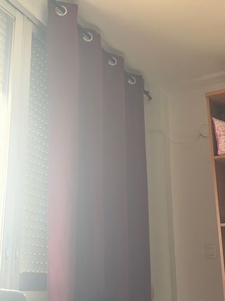 Cortina de tela gris y morada