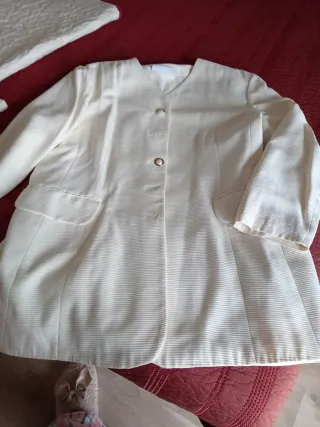 Traje corto chaqueta novia beige